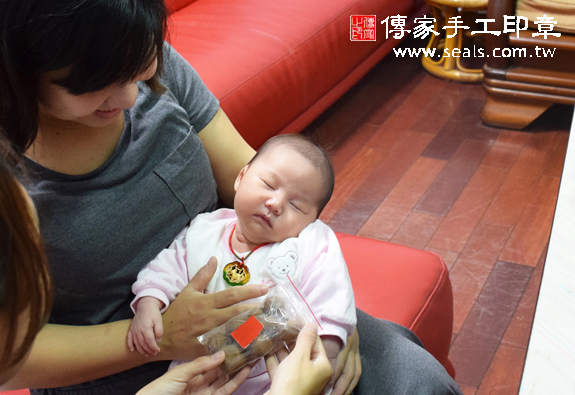 吳寶寶(台中北屯區到府嬰兒寶寶滿月剃頭理髮、免費到府嬰兒剃胎毛儀式吉祥話)。到府剃頭剃胎毛主持、專業拍照、DVD光碟、證書。★購買「臍帶章、肚臍章、胎毛筆刷印章」贈送：剃頭、收涎、抓周，三選一。2015.12.06 照片7
